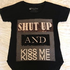 T-shirt SHUT UP AND KISS ME